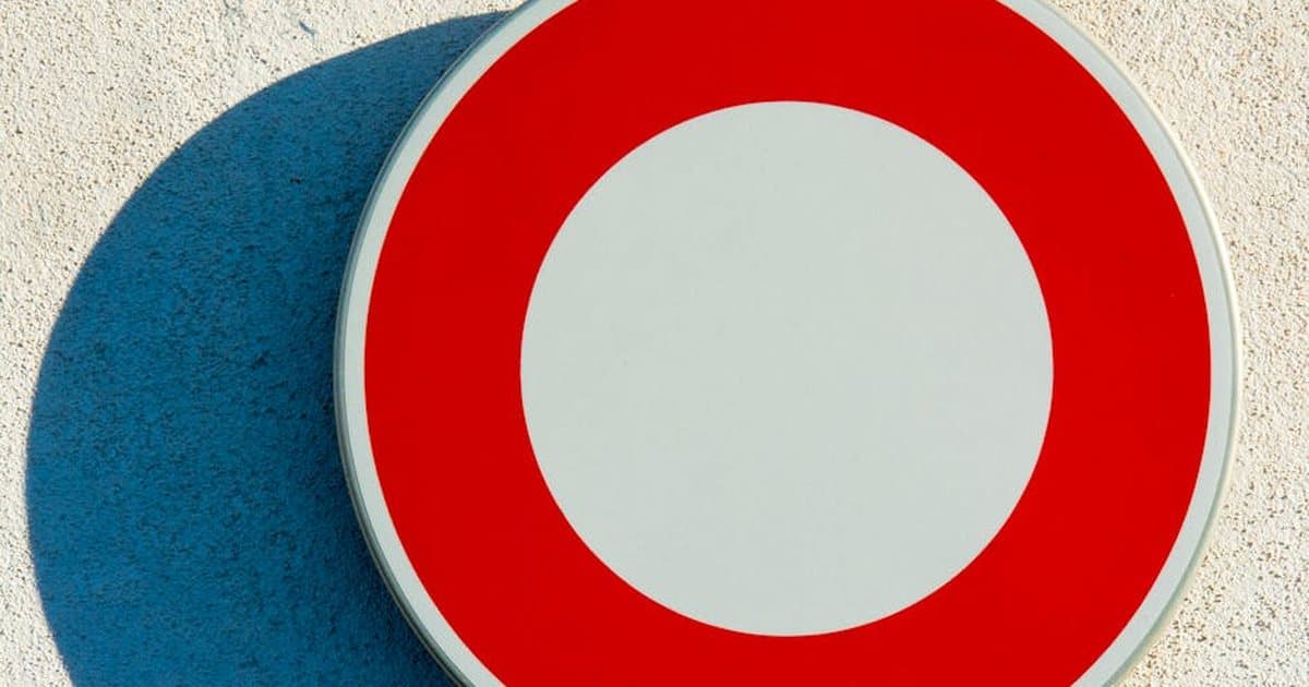 Draudžiamieji kelio ženklai 2026: pilnas sąrašas ir reikšmės