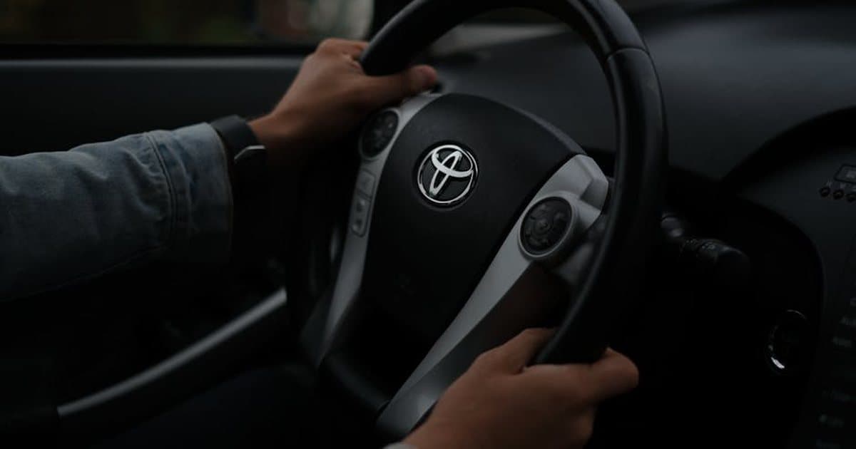 Manualinė vs automatinė 2026: ką rinktis egzaminui ir vairuoti