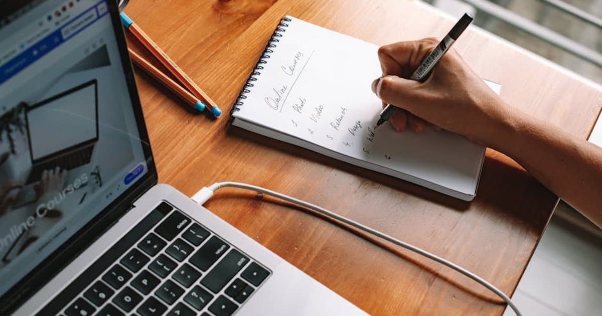 Online vairavimo kursai vs klasikinė auditorija 2026