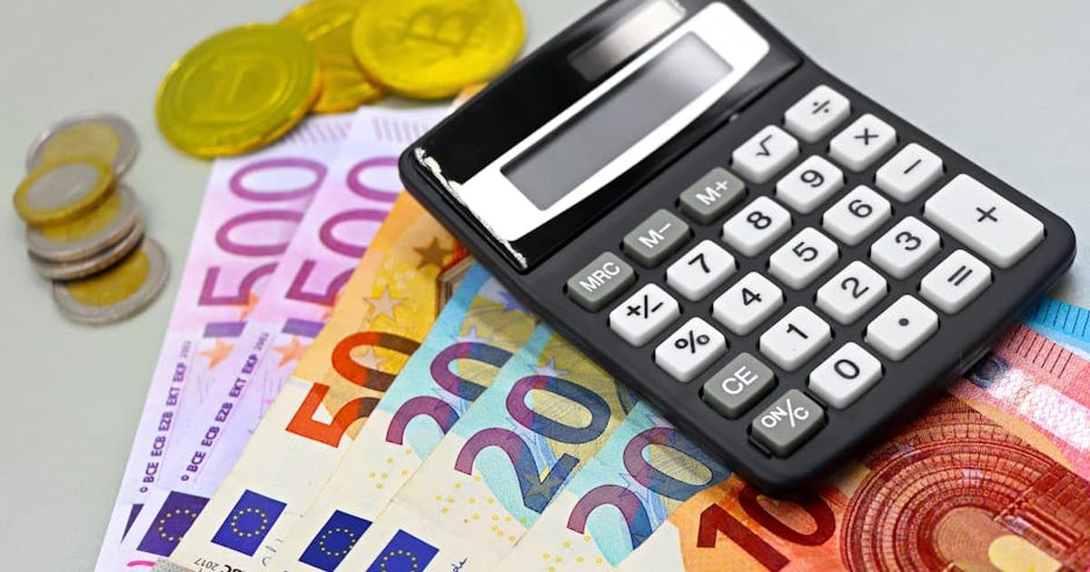 Regitros egzamino kaina 2026 m.: teorija, praktika, pakartojimai