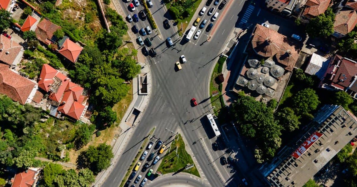 Sukimas į kairę sankryžoje 2026: pavojai ir taisyklės