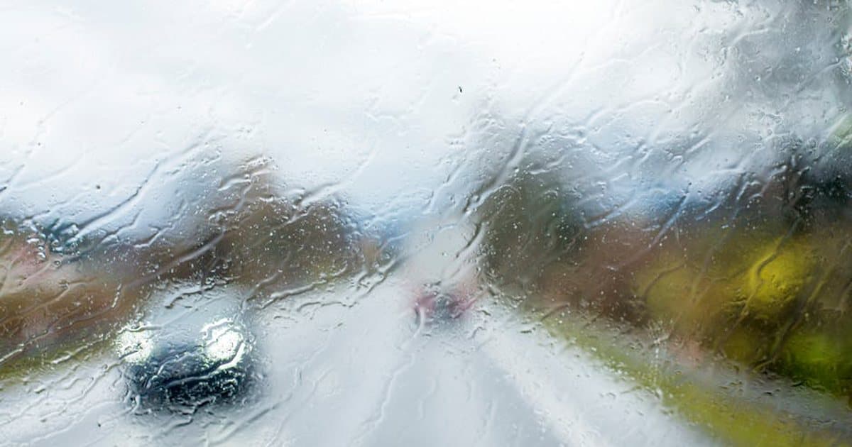 Vairavimas lyjant 2026: aquaplaning ir kiti pavojai