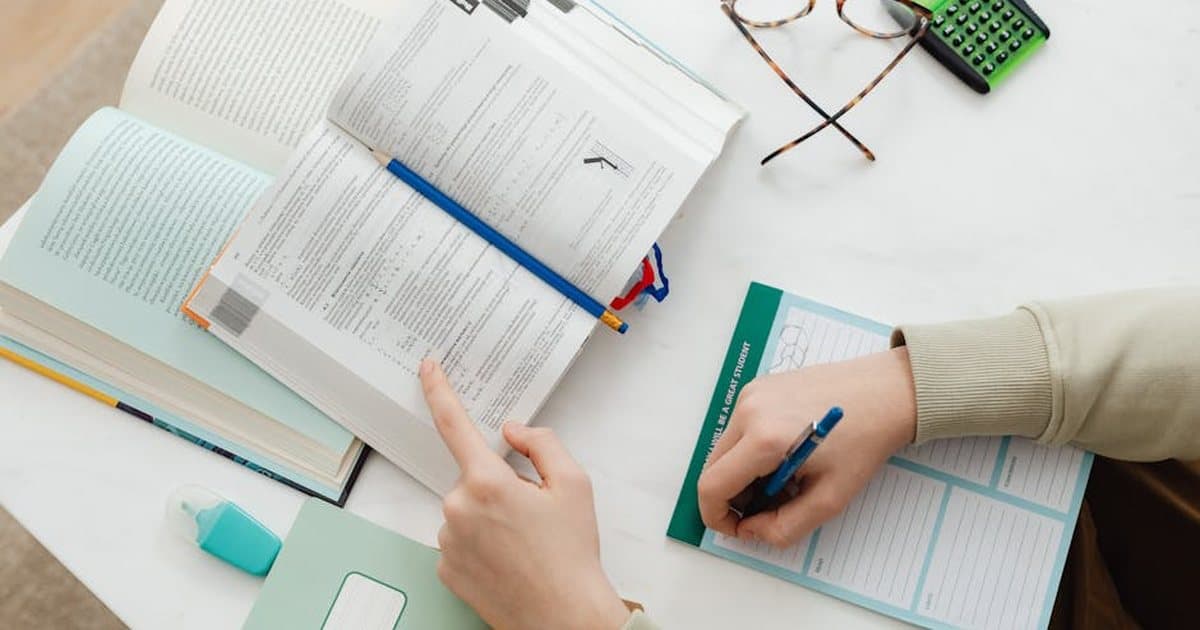 Vairavimo mokyklos Lietuvoje 2026: kaip pasirinkti + kainos